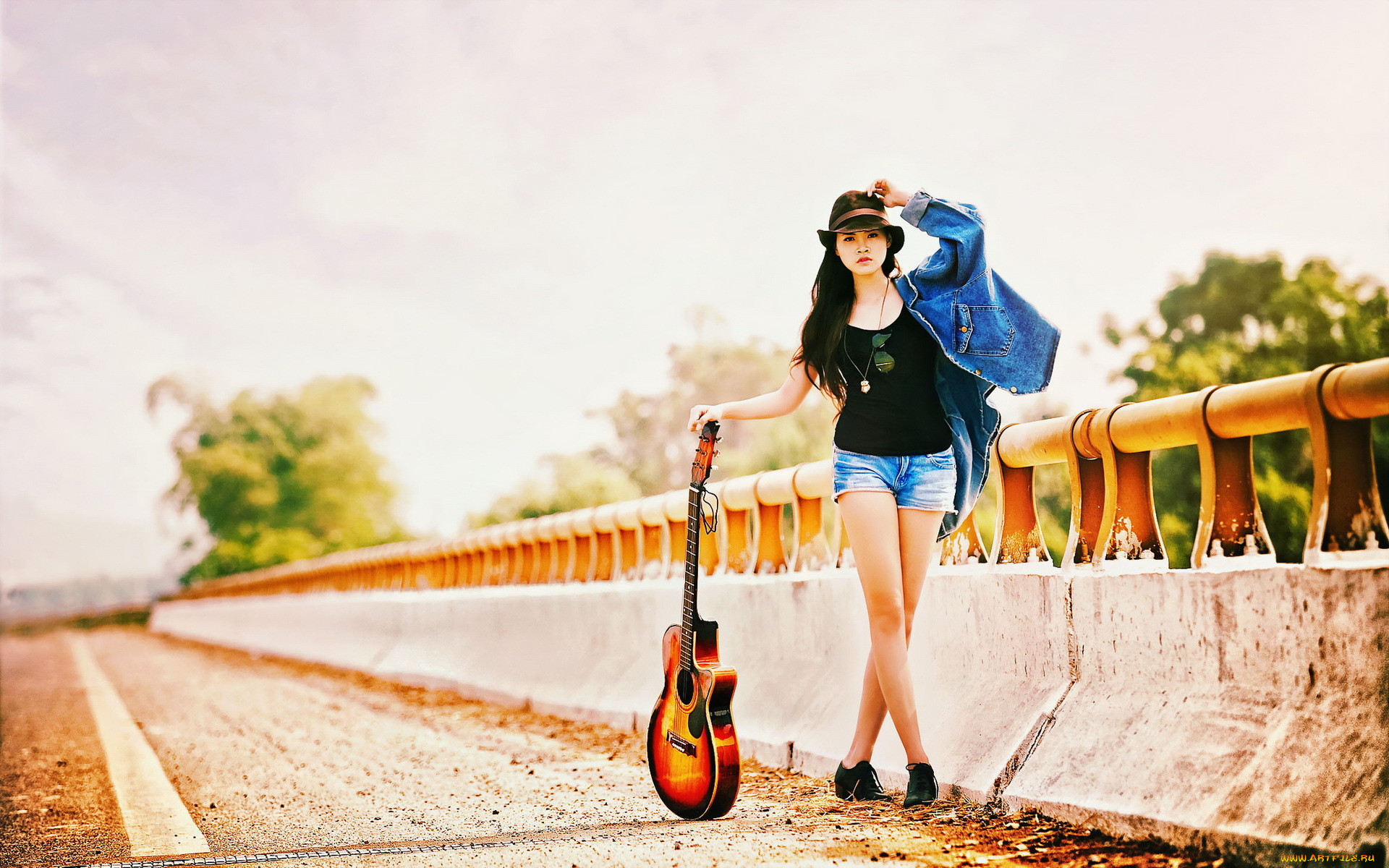Стоит в стороне девчонка а музыка играет. Красивая девушка с гитарой. Фотосессия с гитарой. Фотосессия с гитарой на улице. Девушка с гитарой на дороге.